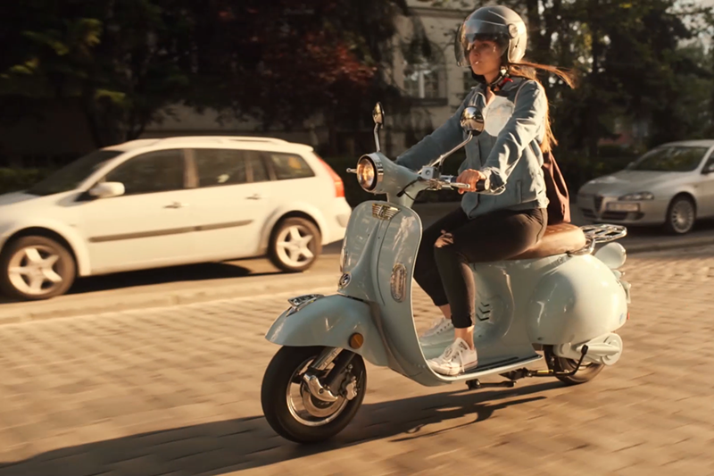 Roulez équipé : les 3 accessoires indispensables pour votre scooter électrique