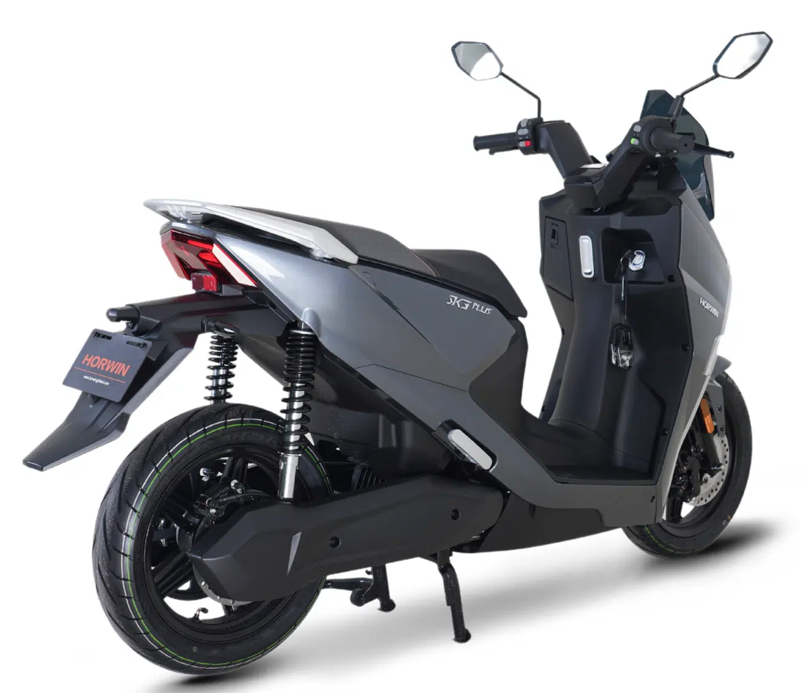 Scooter électrique Horwin SK3 Plus gris en vue arrière, design moderne et sportif sur fond neutre