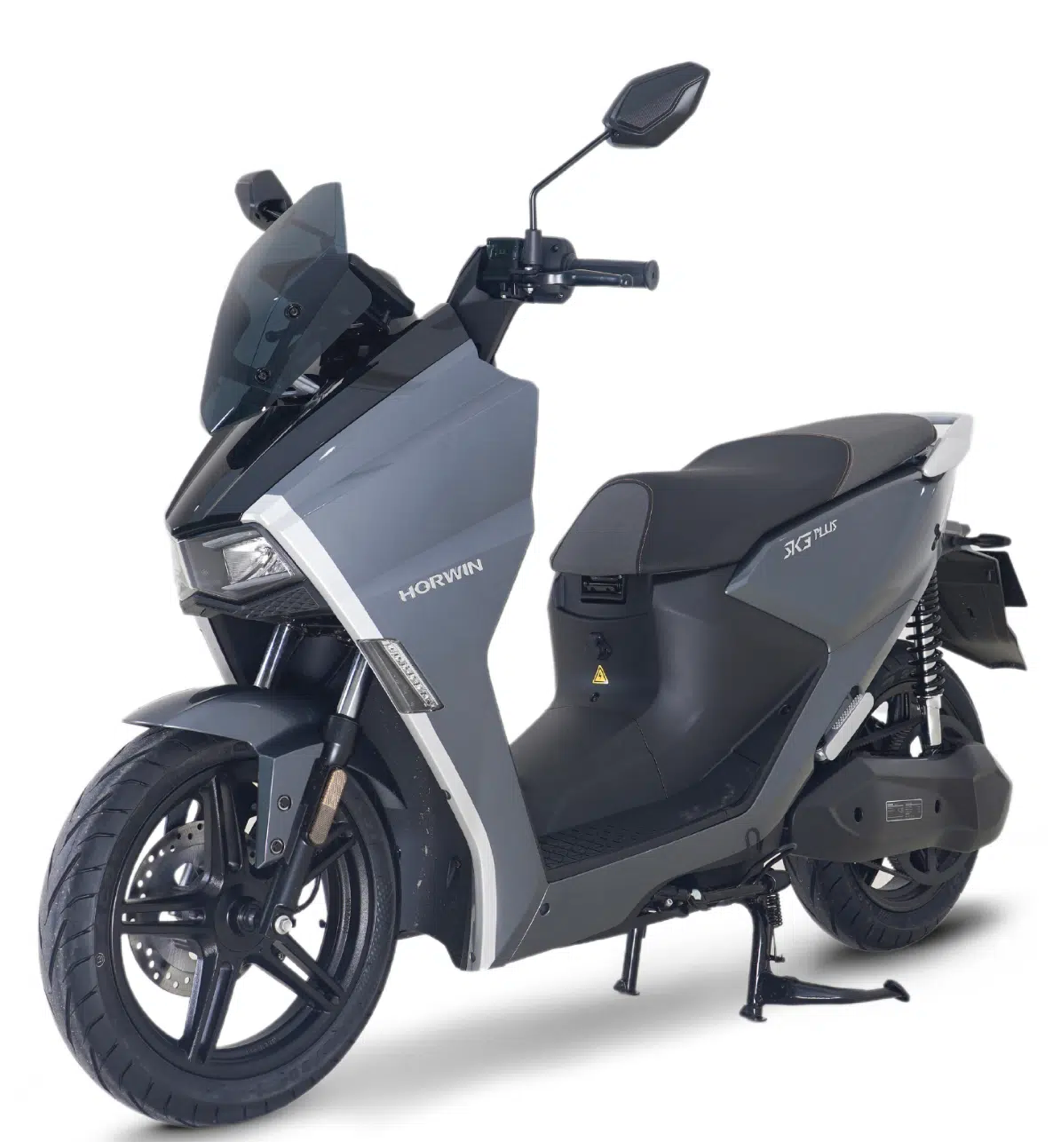 Scooter électrique Horwin SK3 Plus gris et blanc en vue de coté avant, design moderne et sportif sur fond neutre