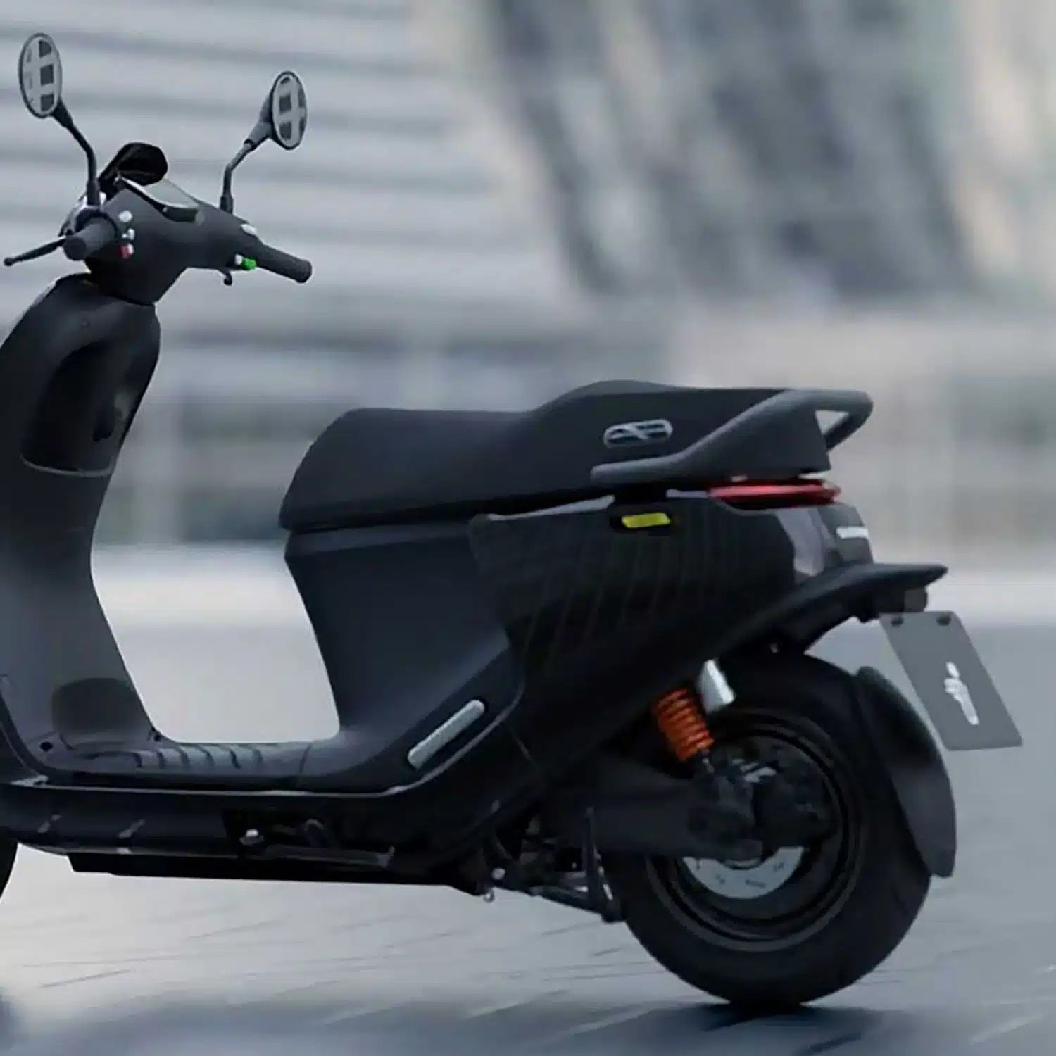 Scooter électrique Segway E300SE noir, équivalent 125 cm³ avec double batterie amovible, affiché en zone urbaine, idéal pour mobilité rapide, connectée et sécurisée