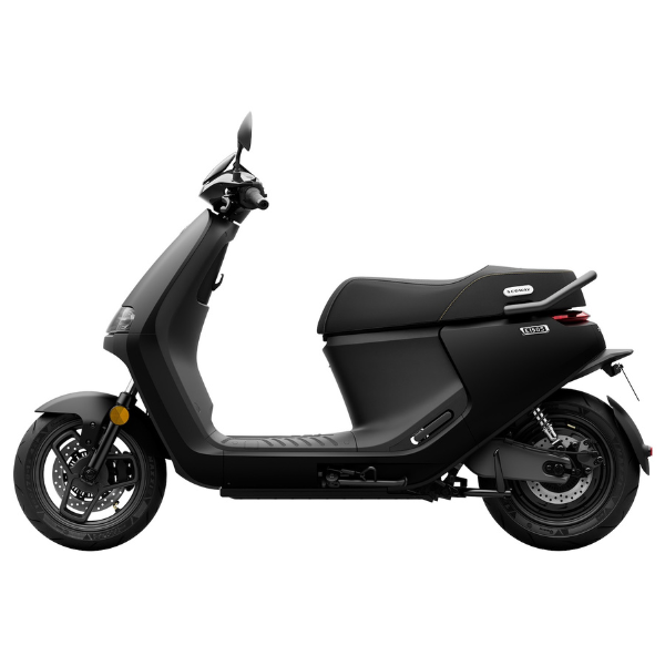 Scooter électrique Segway E300SE noir, équivalent 50 cm³, idéal pour mobilité rapide, connectée et sécurisée