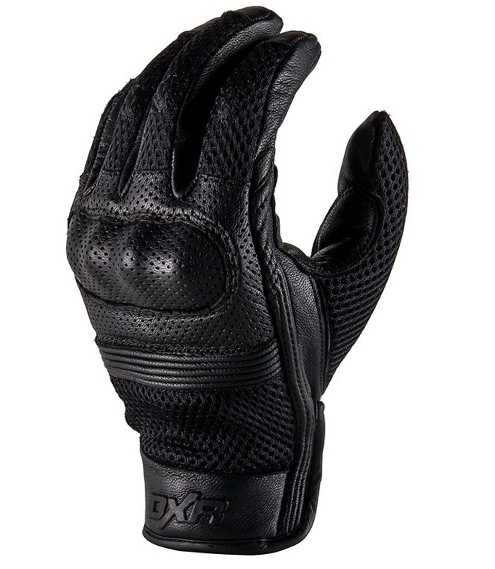 Gants été DXR Upman portés, coupe ajustée et confort optimal pour la conduite moto et scooter par temps chaud.