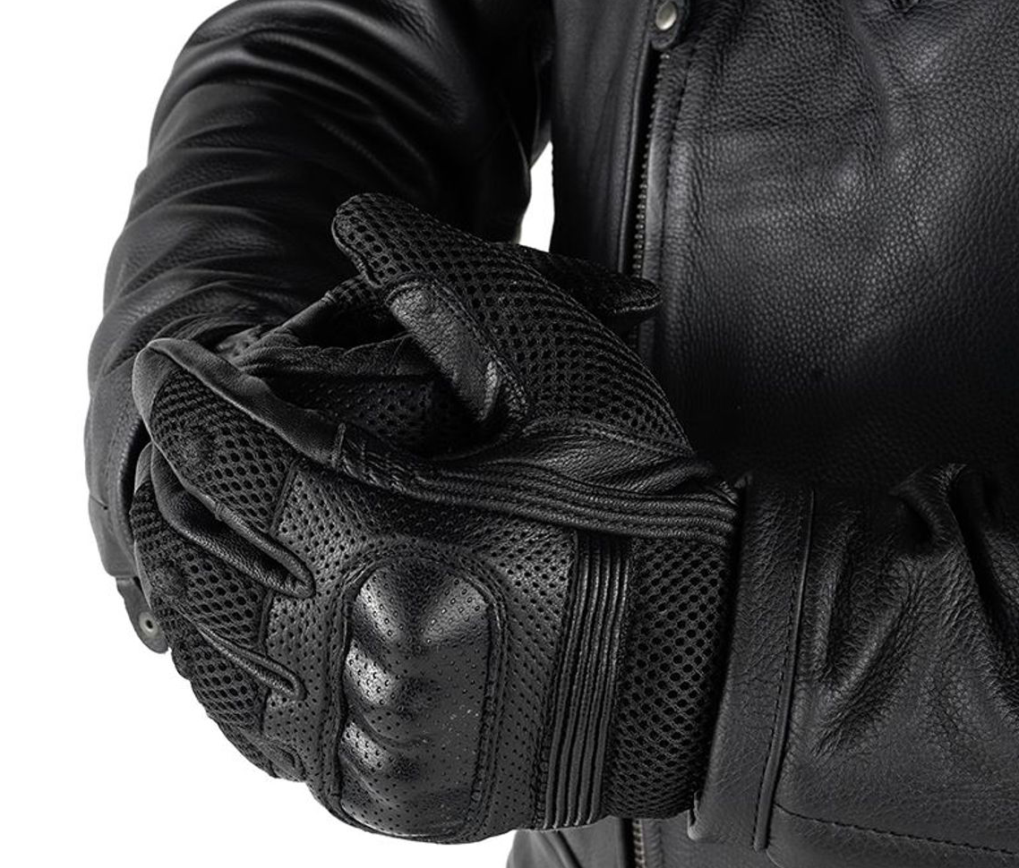 Détail des protections des gants été DXR Upman avec coque de phalanges et renforts en cuir pour plus de sécurité.