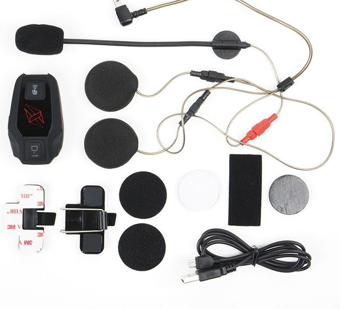 Kit complet de l’intercom Dexter D1 EVO Solo comprenant micro, haut-parleurs et accessoires de montage pour casque moto.