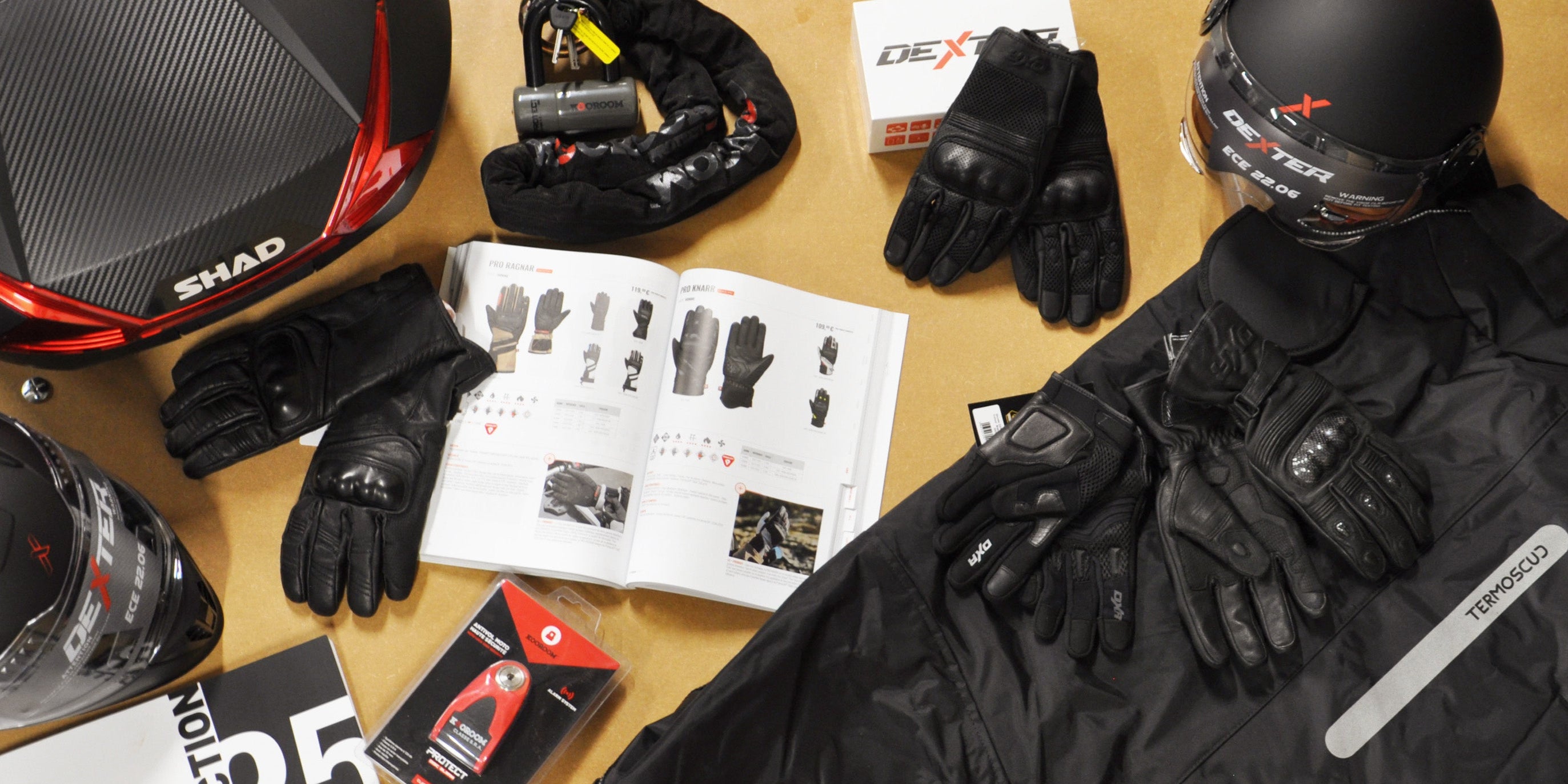 Photo de tout nos accessoire pour scooter, des gants, des casques, des intercom, des cadenas pour mettre en avant notre collection d'accessoire