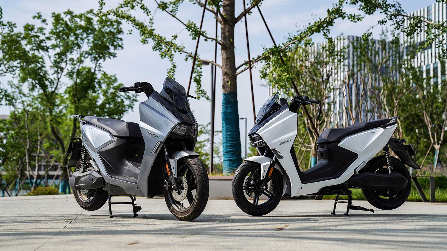 Deux scooters électriques pour mettre en avant la collection de tout nos scooters électrique