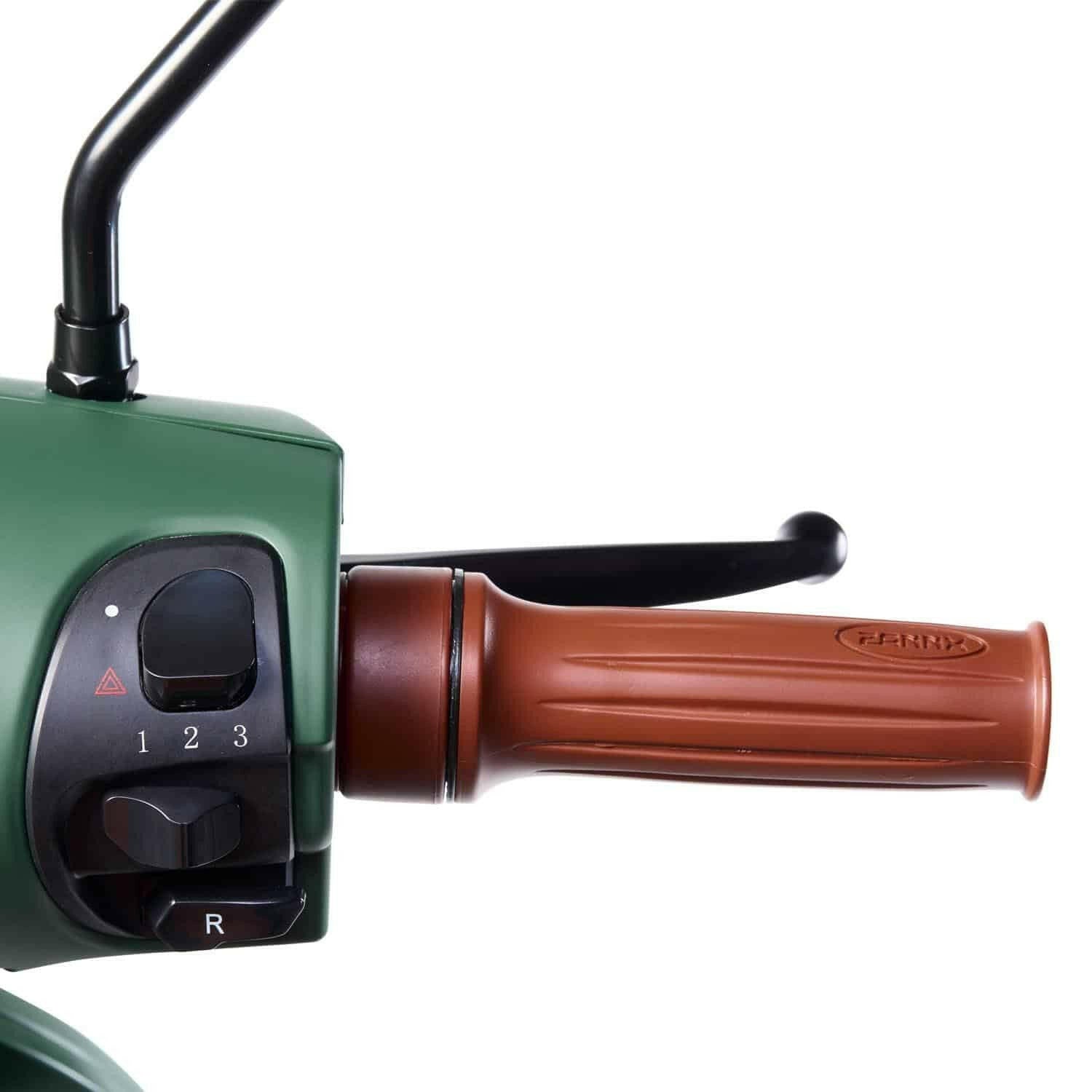 Détail du commodo droit du scooter électrique Pink Mobility Pink Pop, commandes ergonomiques