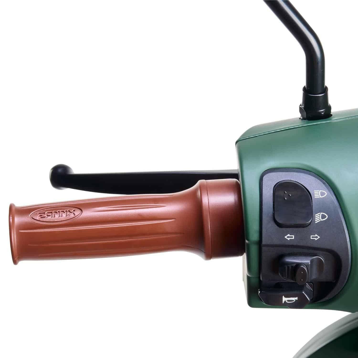 Détail du commodo gauche du scooter électrique Pink Mobility Pink Pop, commandes ergonomiques