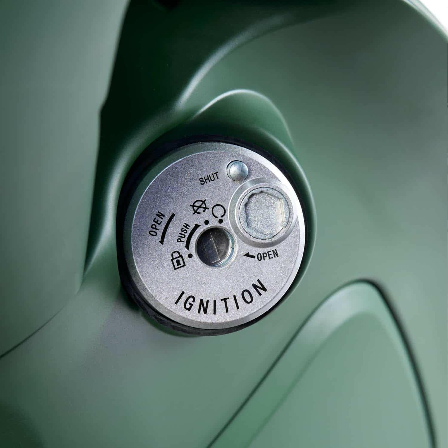 Contacteur à clé du scooter électrique Pink Mobility Pink Pop, détail du système de démarrage