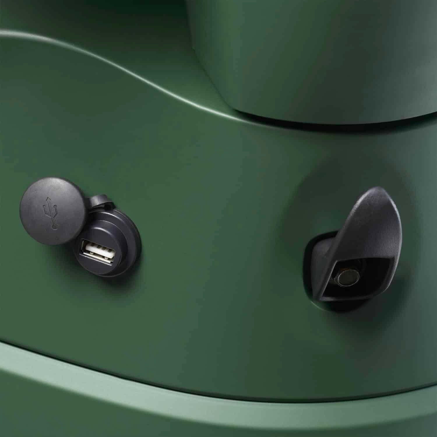 Scooter électrique Pink Mobility modèle Pink Pop avec port USB intégré, couleur rose vif