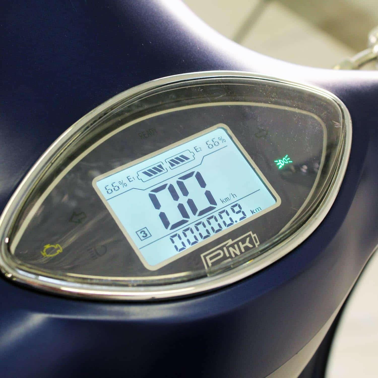 Compteur digital du scooter électrique Pink Mobility Pink Style Plus bleu diesel