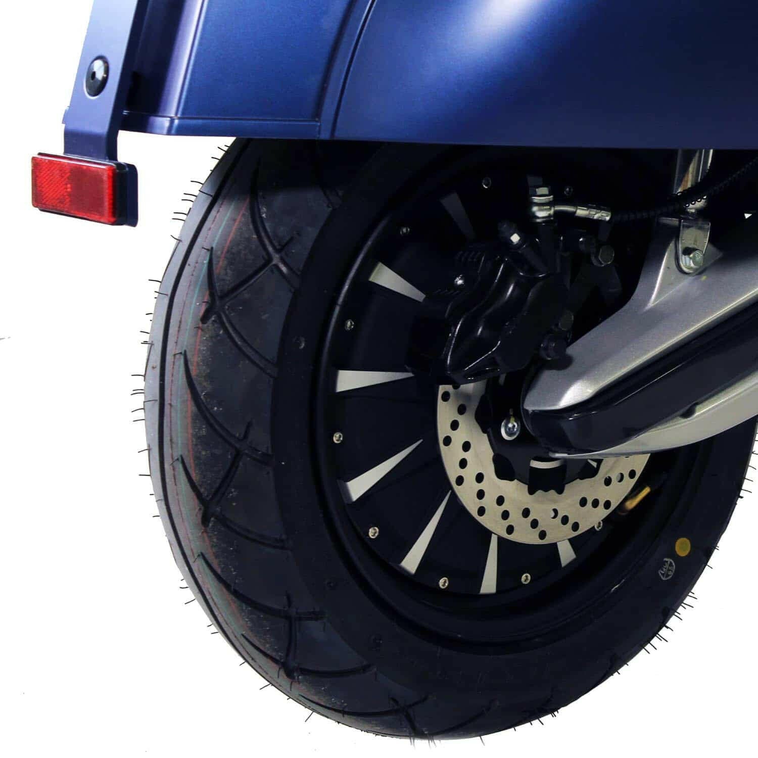 Moteur du scooter électrique Pink Mobility Pink Style Plus bleu diesel, vue détaillée