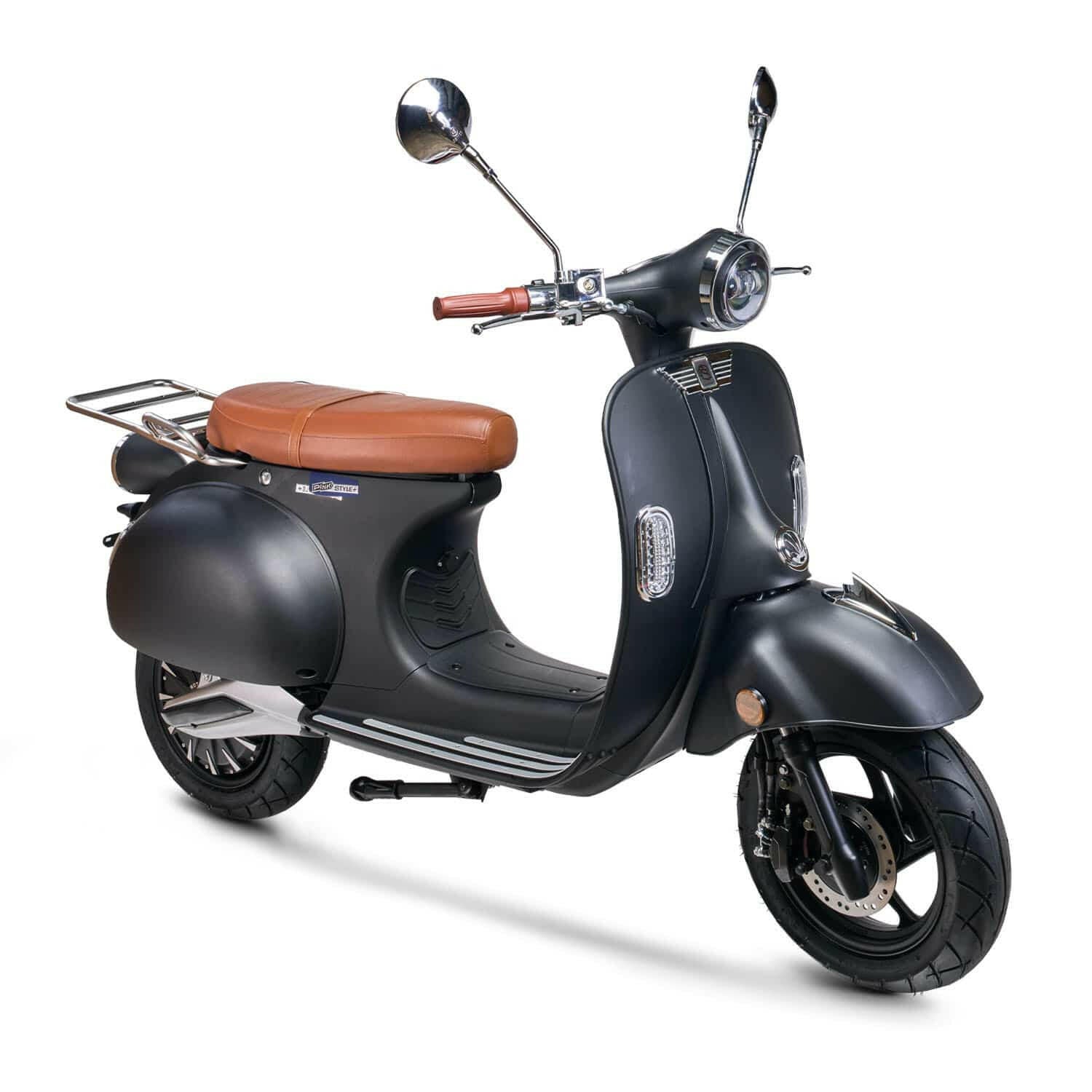 Scooter électrique Pink Mobility Pink Style Plus noir, vue trois quarts face droite, design élégant