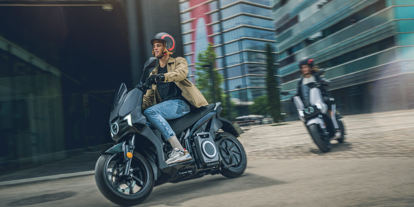 Deux personnes sur des scooter électrique silence S01 pour mettre en avant la collection de scooter électrique silence