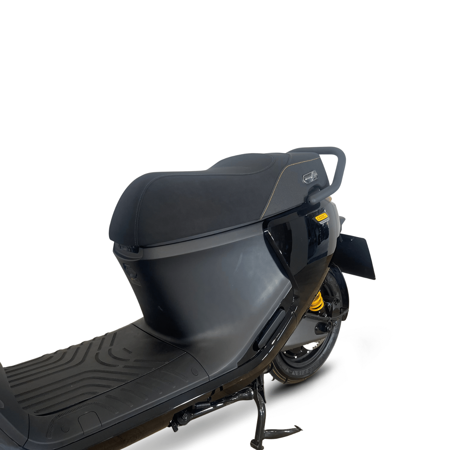 Scooter électrique Segway E300SE noir, équivalent 125 cm³ avec double batterie amovible, affiché en zone urbaine, idéal pour mobilité rapide, connectée et sécurisée