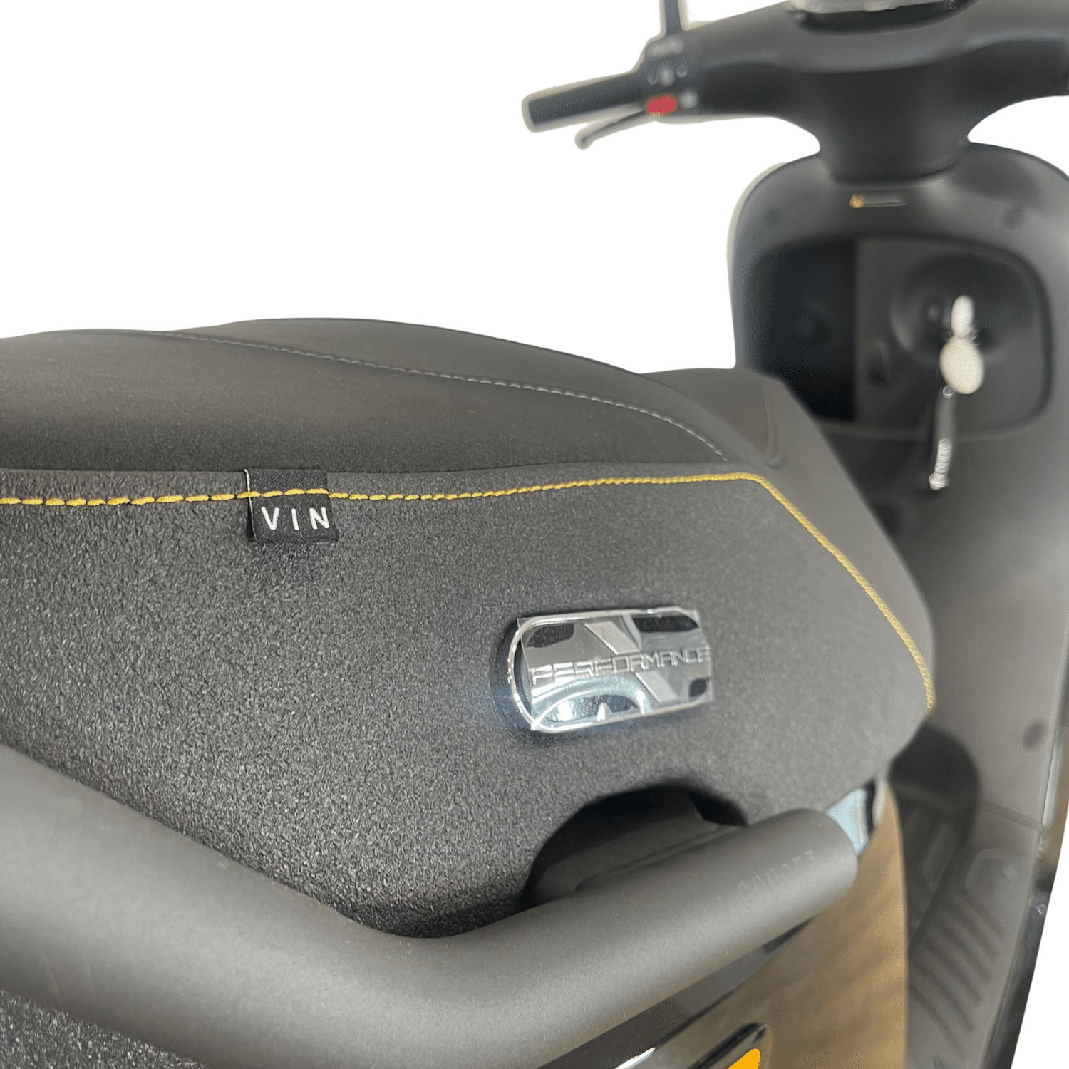 Scooter électrique Segway E300SE noir, équivalent 125 cm³ avec double batterie amovible, affiché en zone urbaine, idéal pour mobilité rapide, connectée et sécurisée