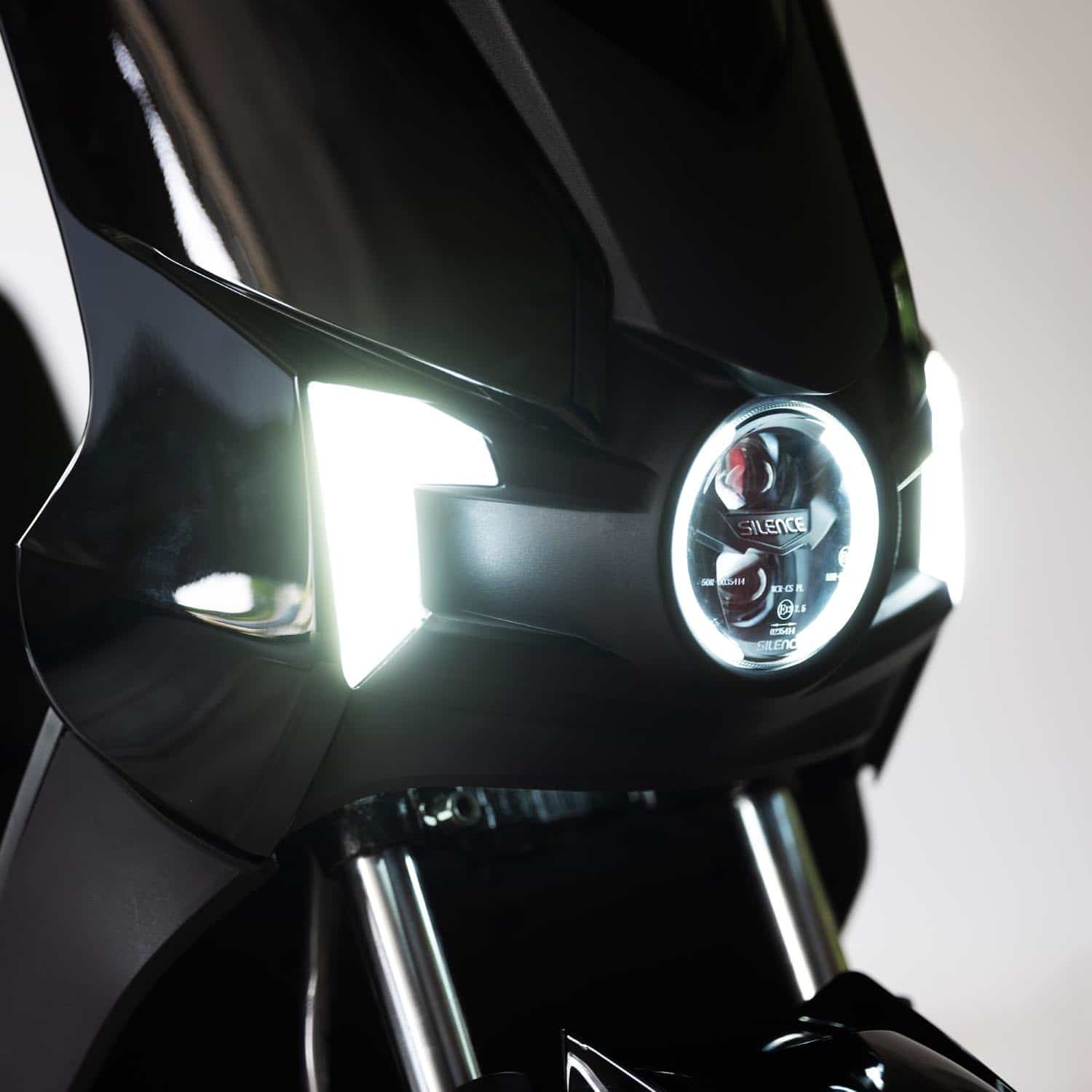 Phare avant LED du scooter électrique Silence S01 noir, design moderne et lumineux