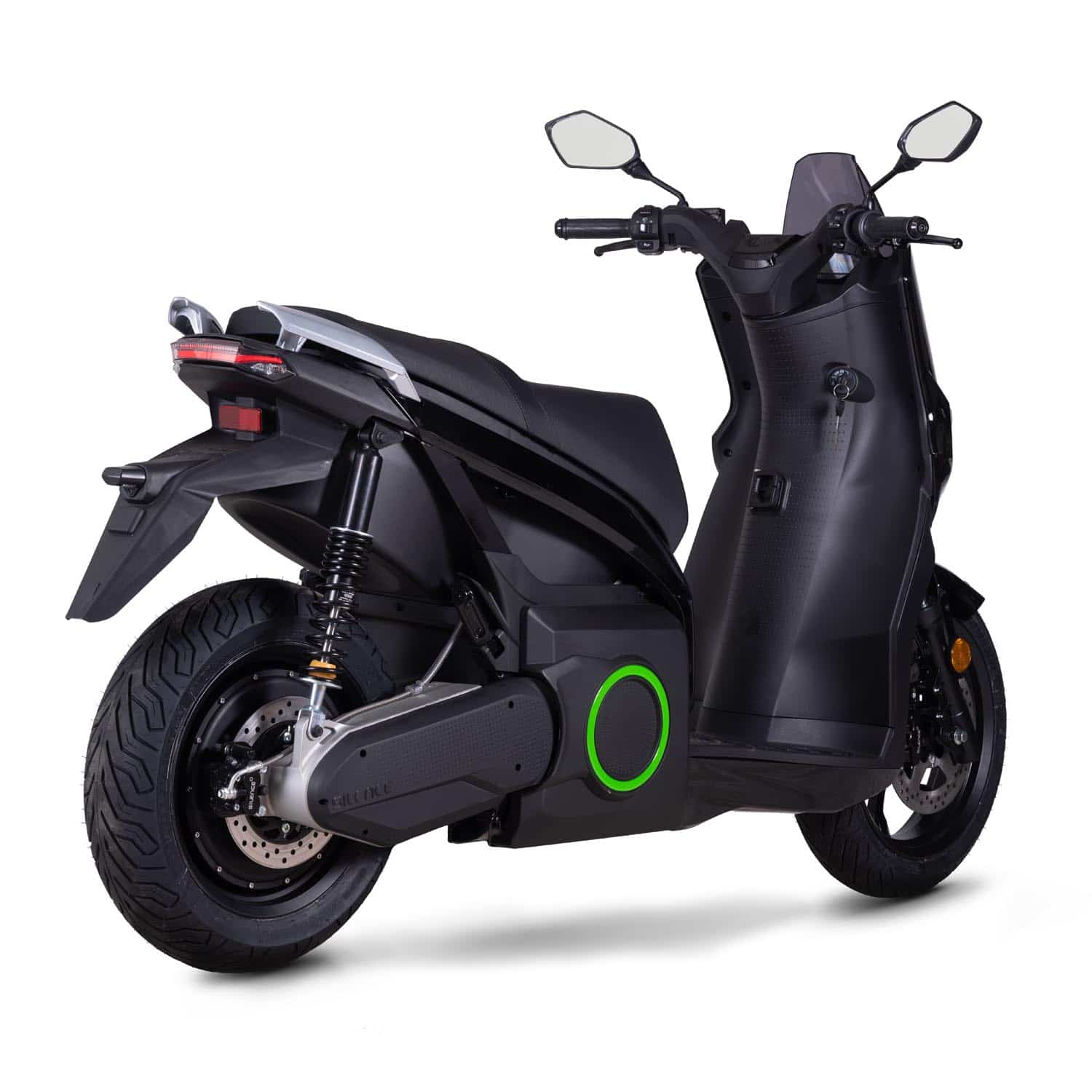 Scooter électrique Silence S01 noir, vue trois quarts arrière droit, feux LED visibles