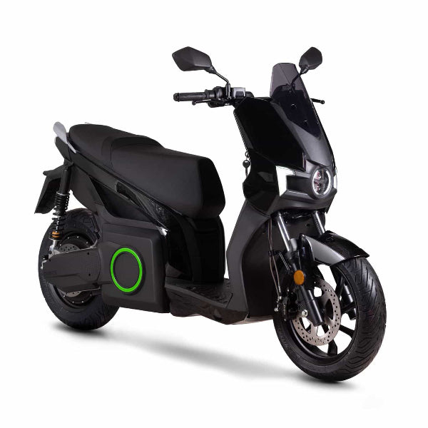 Scooter électrique Silence S01 noir, vue trois quarts face droite, design moderne et compact