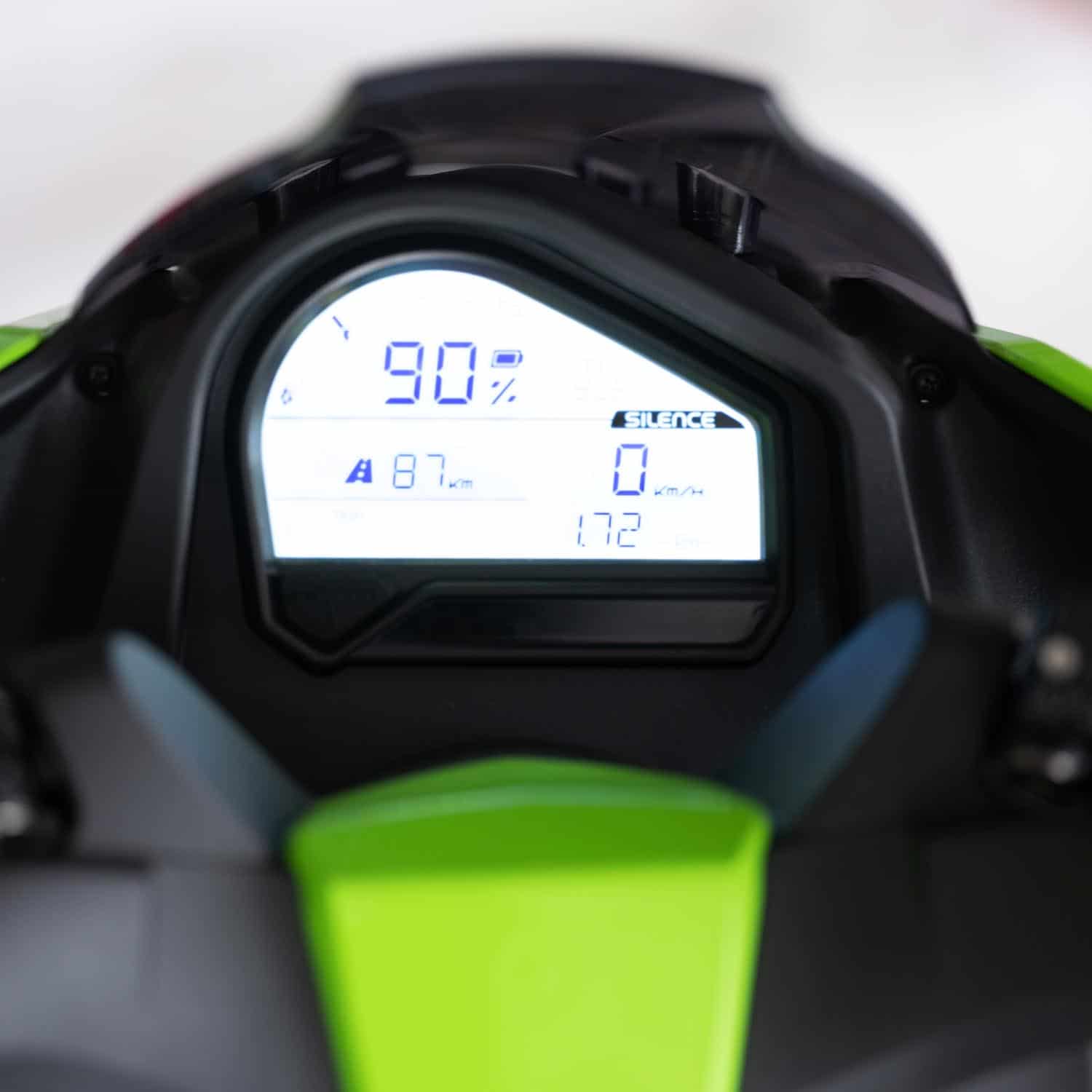 Compteur digital du scooter électrique Silence S01 vert, affichage clair et moderne