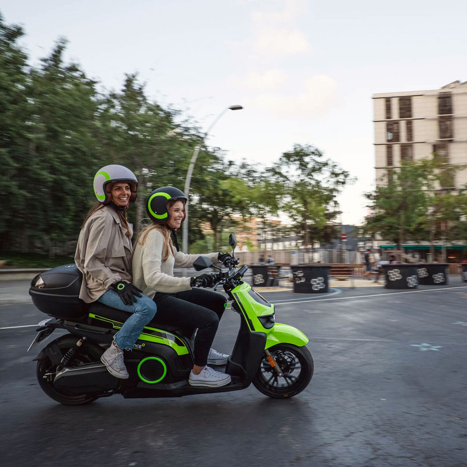 Scooter électrique Silence S02 L1E noir 50 cm³, modèle urbain maniable