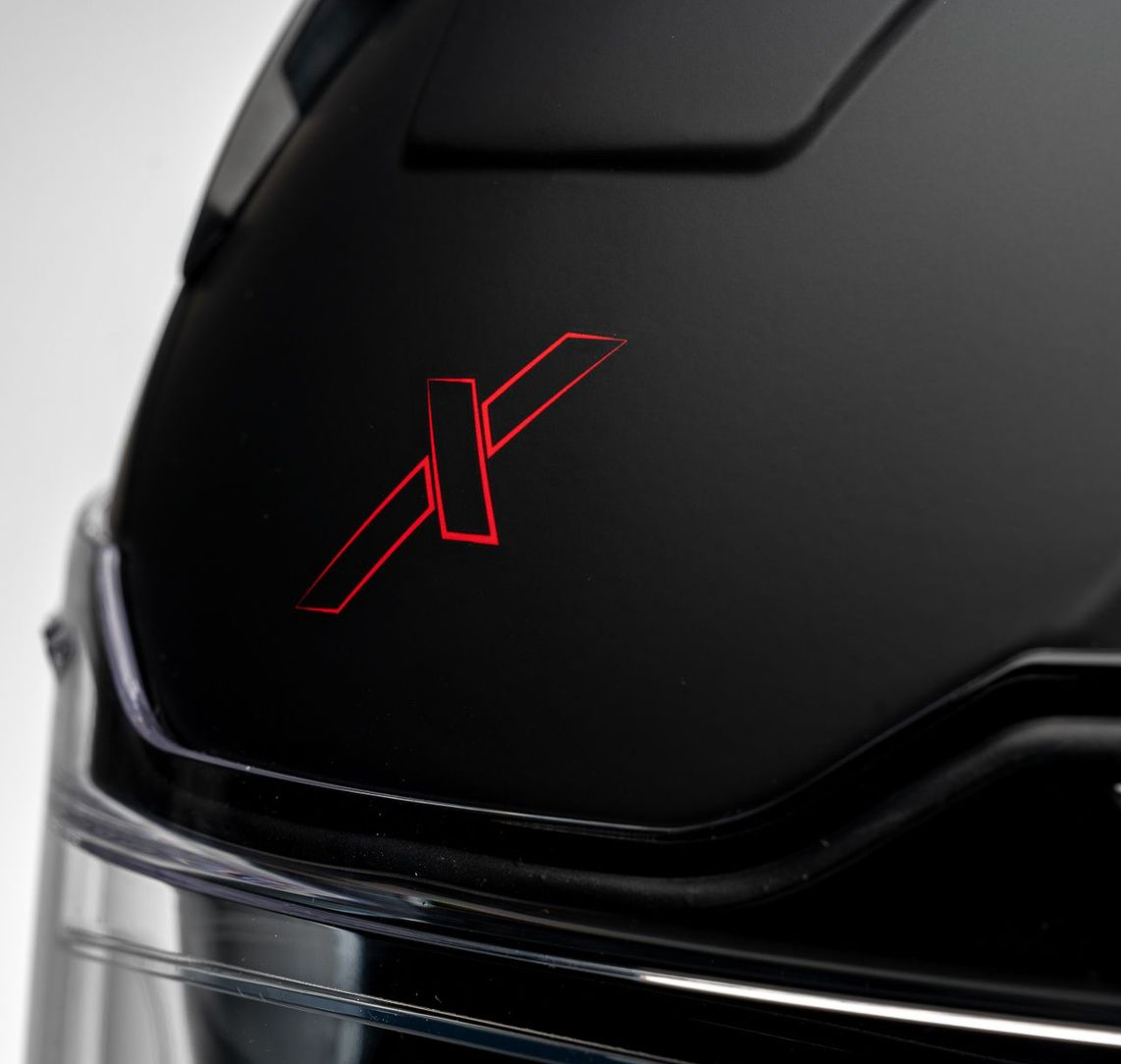 Gros plan sur le logo et les finitions du casque intégral Dexter Eros.