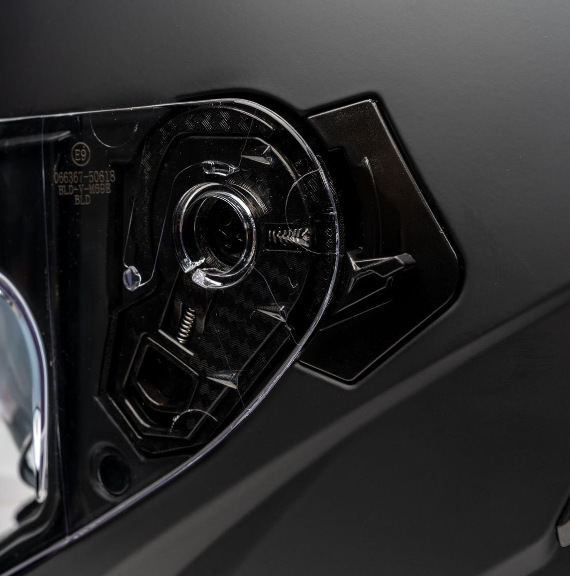 Visière du casque intégral Dexter Eros compatible Pinlock, intégrant une lentille antibuée pour un confort optimal.