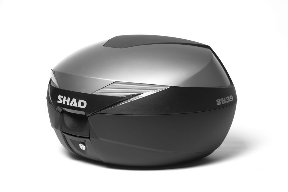 Couvercle finition titane SHAD pour top case SH39, design moderne et discret pour scooter électrique urbain. Disponible chez Lyliz Lille.