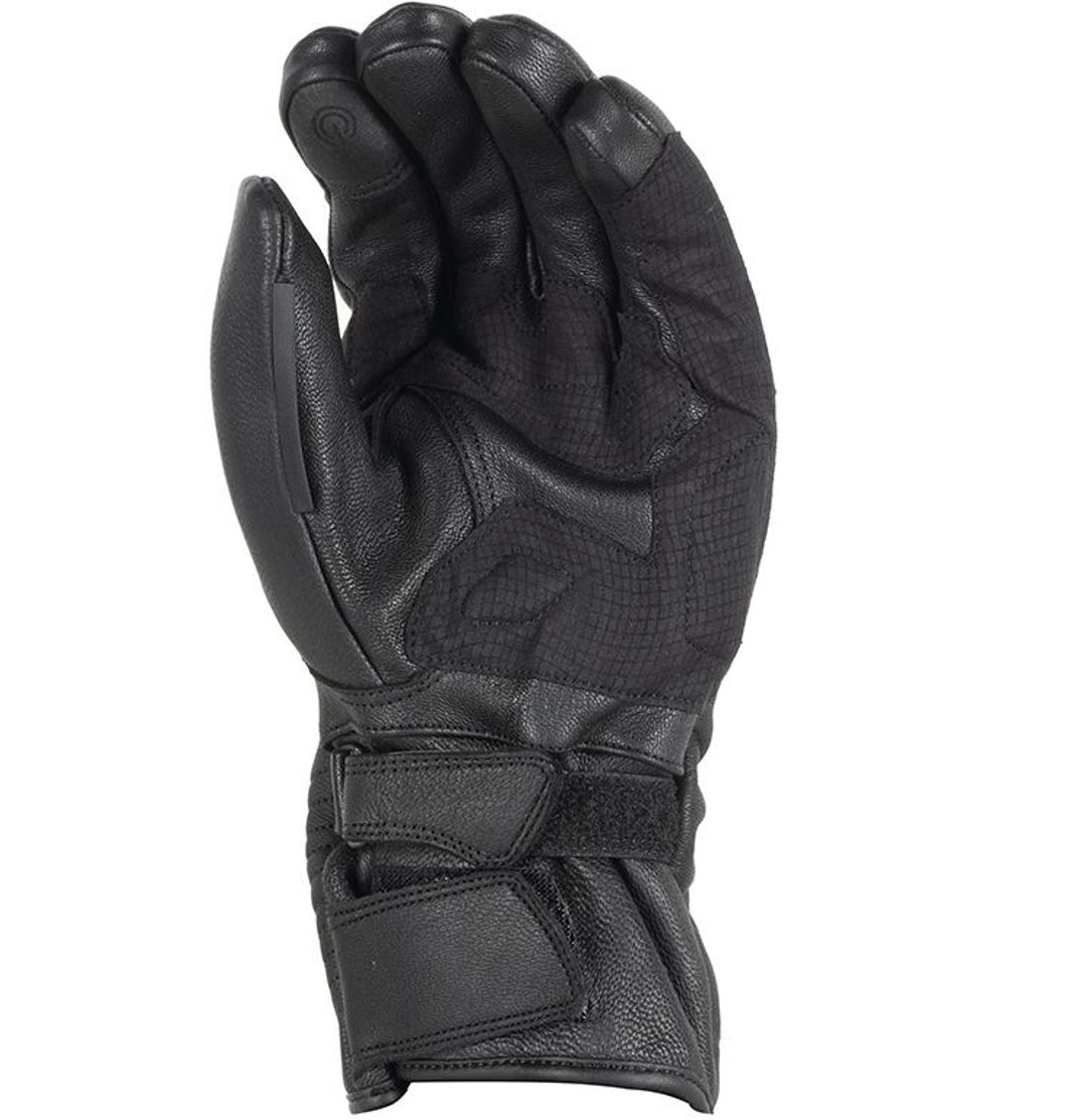 Gants hiver DXR Evasion Evo portés, offrant confort, souplesse et protection thermique pour la conduite moto et scooter en hiver.