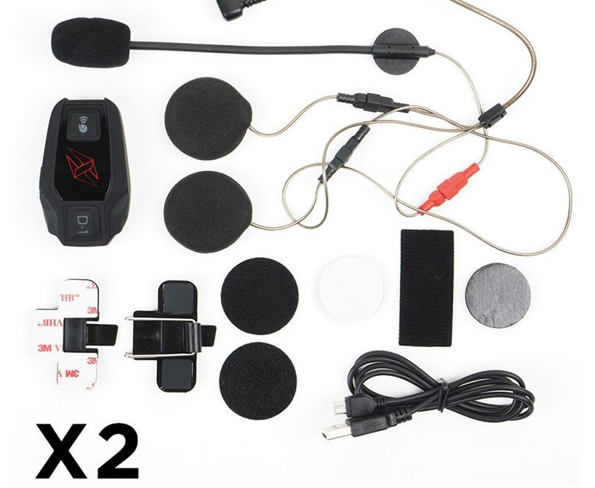 Kit complet de l’intercom Dexter D1 EVO Duo avec micros, haut-parleurs et accessoires de montage pour deux casques.