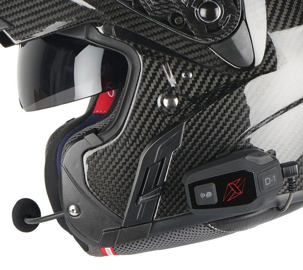 Intercom Dexter D1 EVO Solo monté sur casque moto, discret et ergonomique pour une utilisation quotidienne.