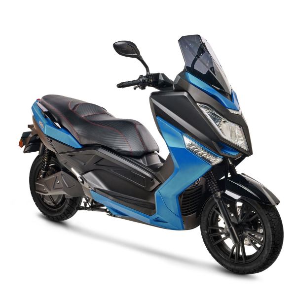 Vue trois-quarts avant du Pink Fly Phase 3 bleu. Scooter électrique 125 cc pensé pour la mobilité urbaine et périurbaine