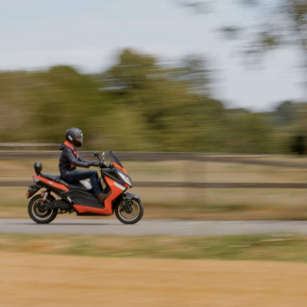 Le Pink Fly Phase 3 en situation réelle de roulage. Scooter électrique 125 cc silencieux et performant sur route ouverte.
