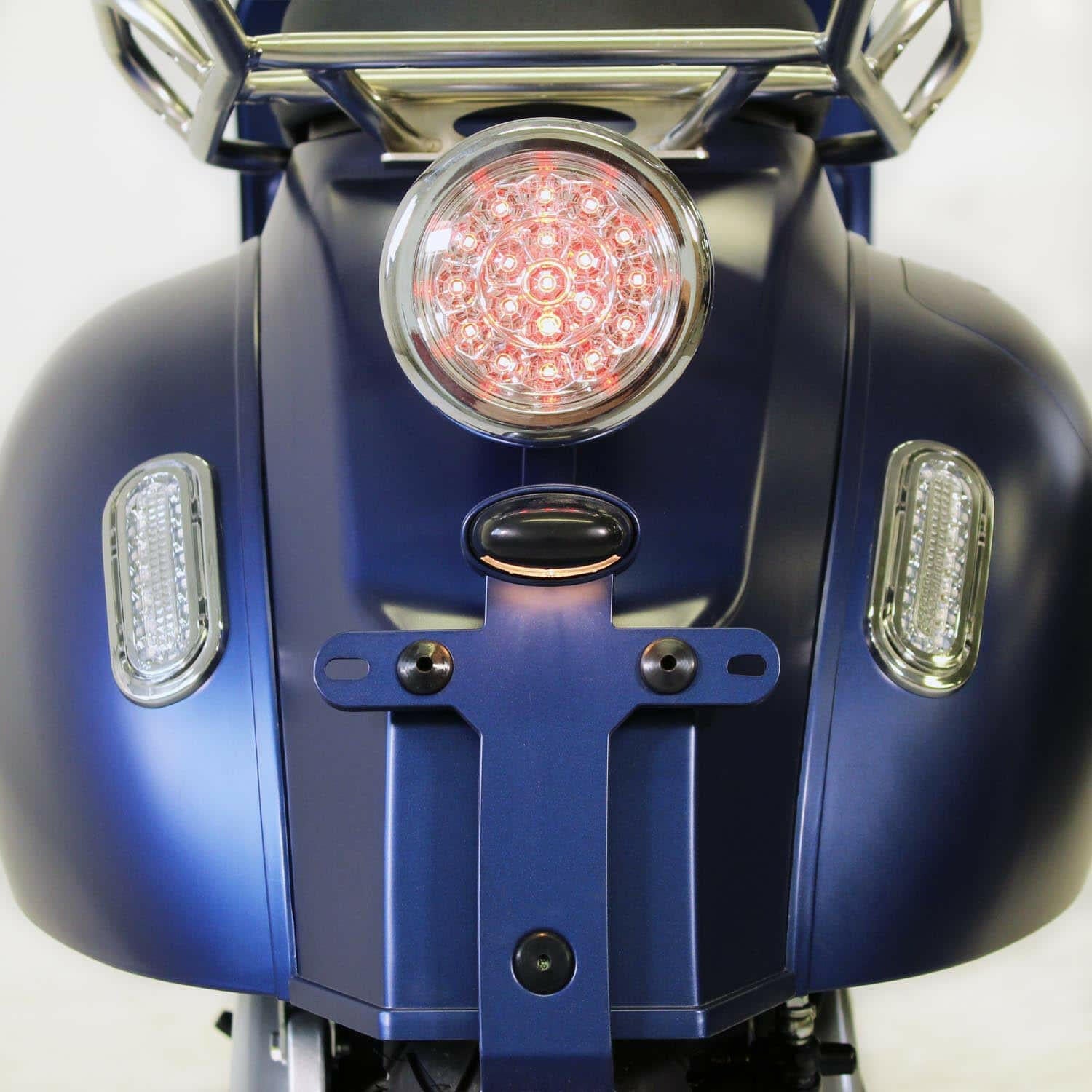 Gros plan sur la vue arrière du scooter électrique Pink Mobility Pink Style Plus bleu diesel avec feux LED
