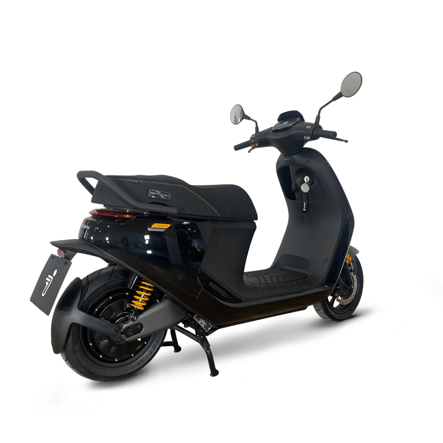 Scooter électrique Segway E300SE noir, équivalent 125 cm³ avec double batterie amovible, affiché en zone urbaine, idéal pour mobilité rapide, connectée et sécurisée