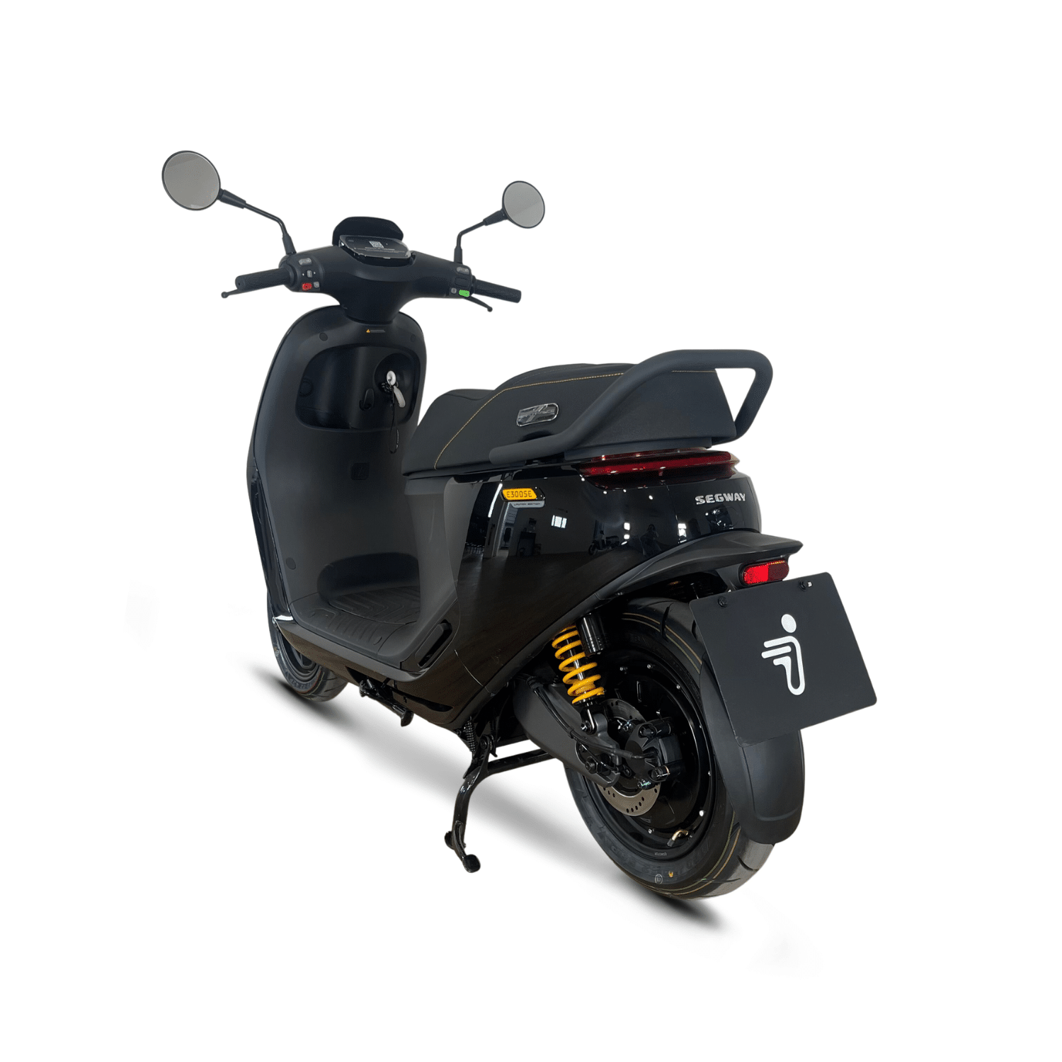 Scooter électrique Segway E300SE noir, équivalent 125 cm³ avec double batterie amovible, affiché en zone urbaine, idéal pour mobilité rapide, connectée et sécurisée