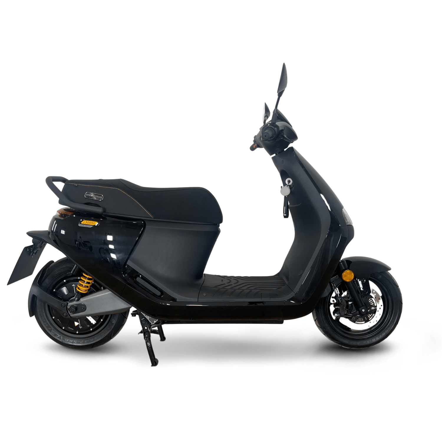 Scooter électrique Segway E300SE noir, équivalent 125 cm³ avec double batterie amovible, affiché en zone urbaine, idéal pour mobilité rapide, connectée et sécurisée