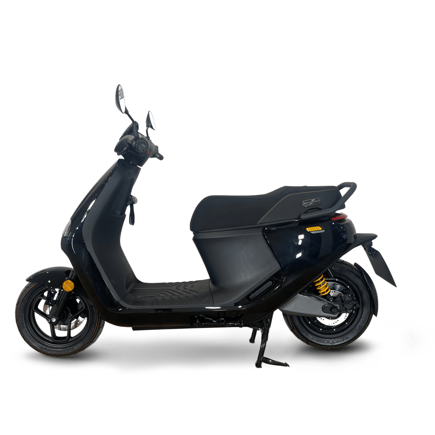 Scooter électrique Segway E300SE noir, équivalent 125 cm³ avec double batterie amovible, affiché en zone urbaine, idéal pour mobilité rapide, connectée et sécurisée