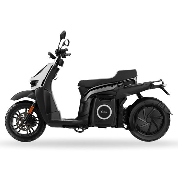 Scooter électrique Silence S02 L1E noir 50 cm³, modèle urbain maniable vue de face gauche