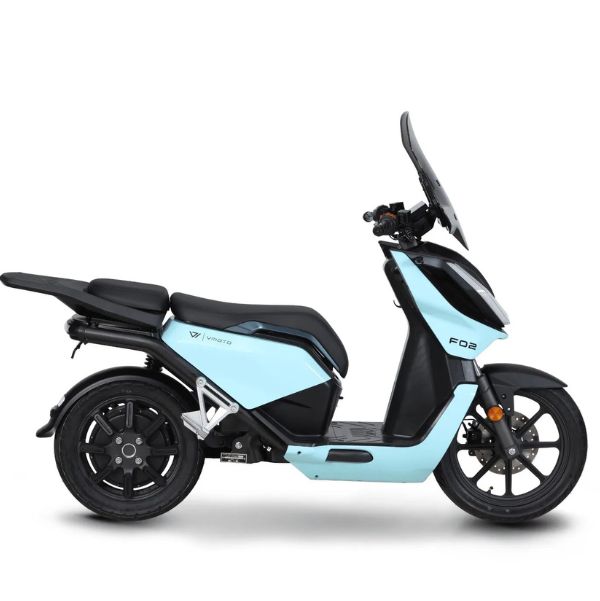 Scooter électrique Vmoto CPX Explorer 125cm³ blanc, équipé de deux batteries amovibles, moteur 7 kW, freinage ABS, écran TFT et jantes 16 pouces, idéal pour trajets urbains et périurbains connectés