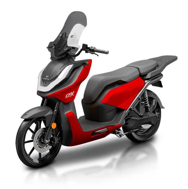 Scooter électrique Vmoto CPX Explorer 125cm³ rouge, équipé de deux batteries amovibles, moteur 7 kW, freinage ABS, écran TFT et jantes 16 pouces, idéal pour trajets urbains et périurbains connectés